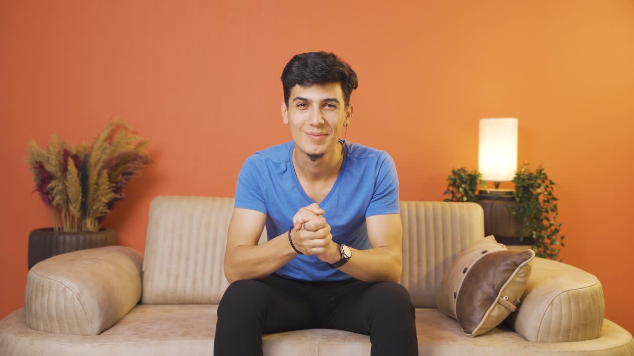 hombre mirando a la cámara haciendo una señal de confianza.