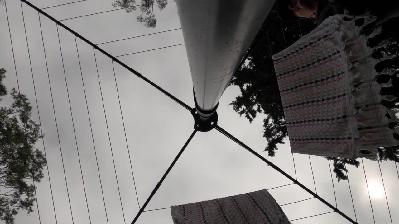 hombre colgando toallas en las colinas levantando el tendedero