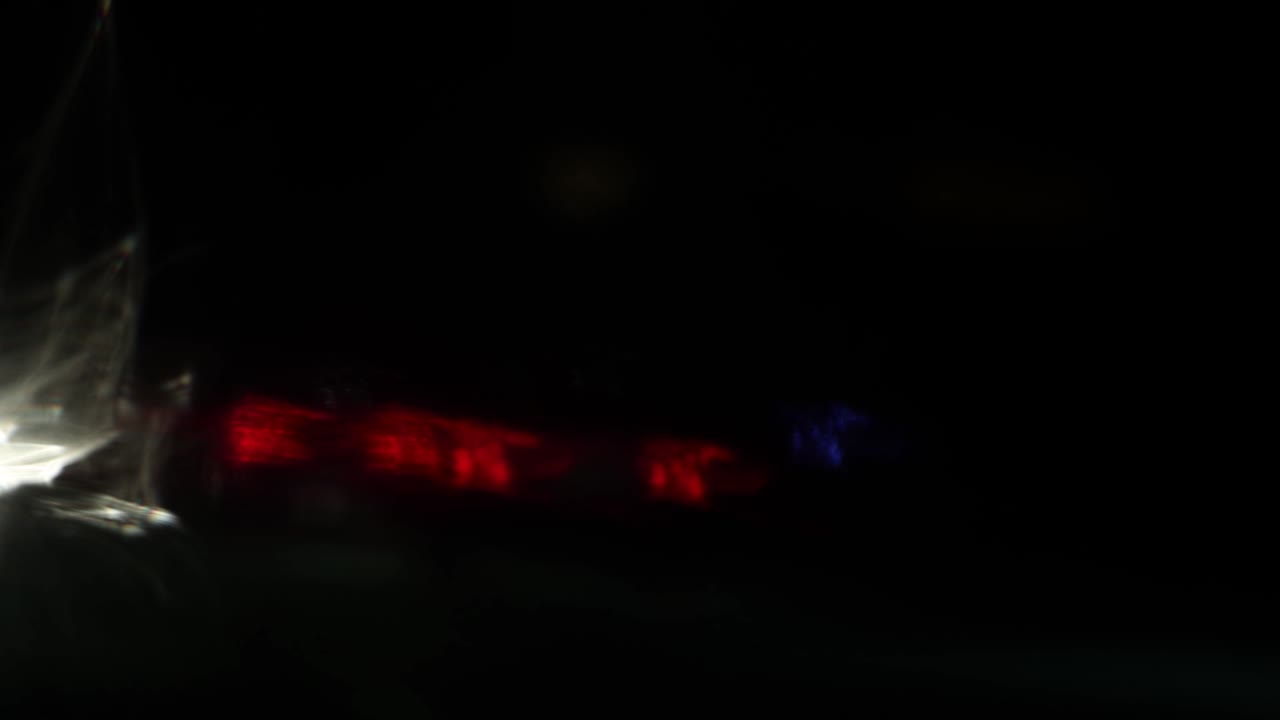 muchos puntos fantásticos y bizarros de luz roja y blanca.