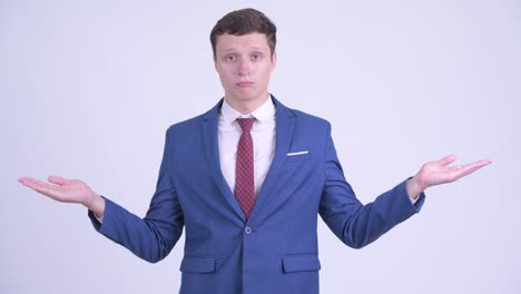 joven feliz y guapo hombre de negocios en traje