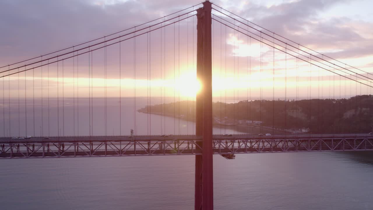 해가 뜨는 동안 포르투갈의 ponte 25 de abril 다리의 공중 촬영, 공중