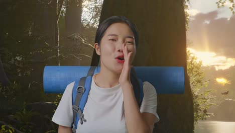숲 에서 산책 하는 여자