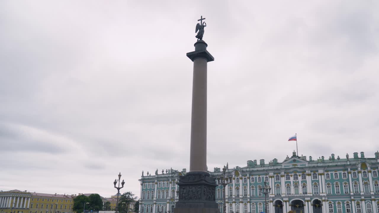 러시아 상트페테르부르크에 있는 알렉산더 기둥과 겨울 궁전