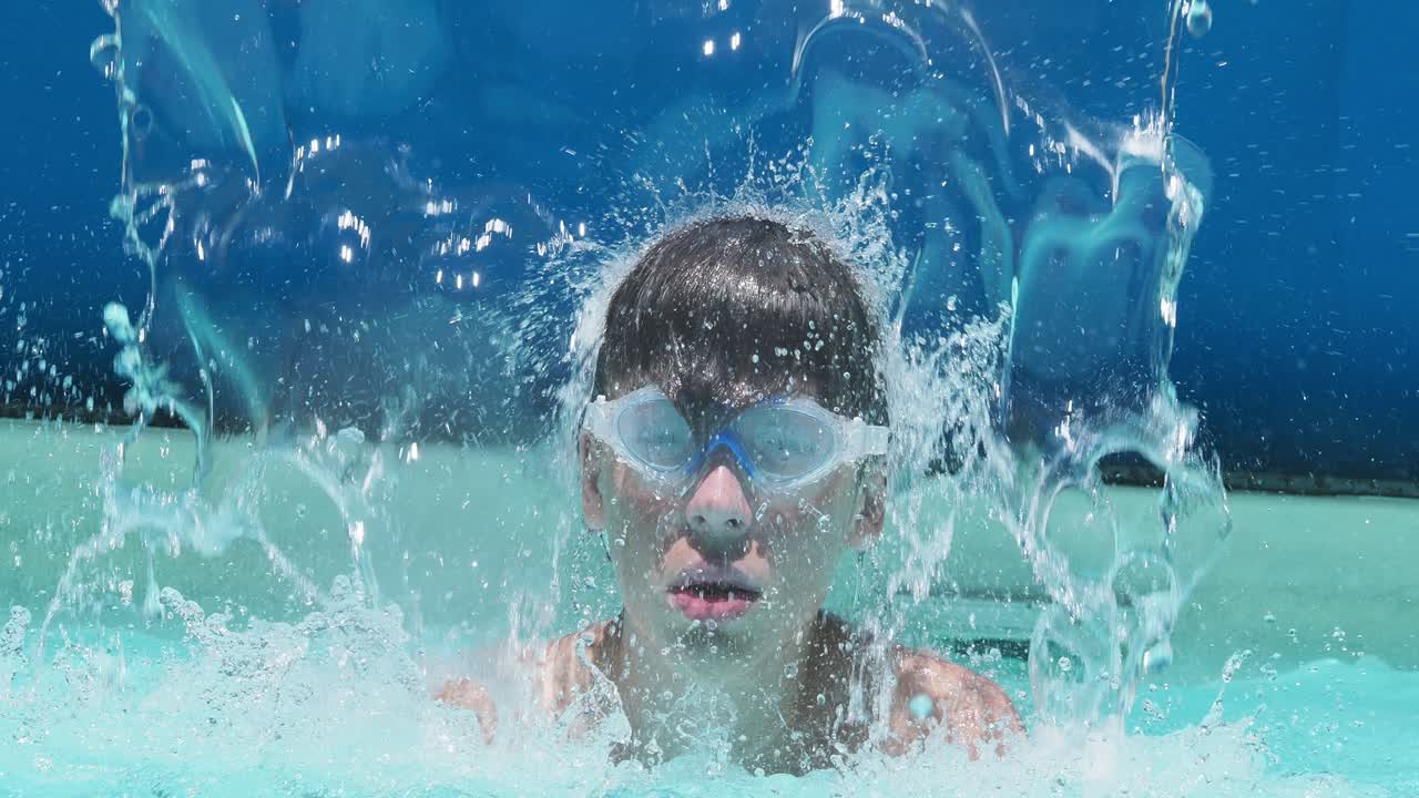 수영장에서 물을 고 있는 소년