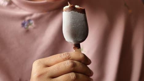 persona comiendo un helado de chocolate