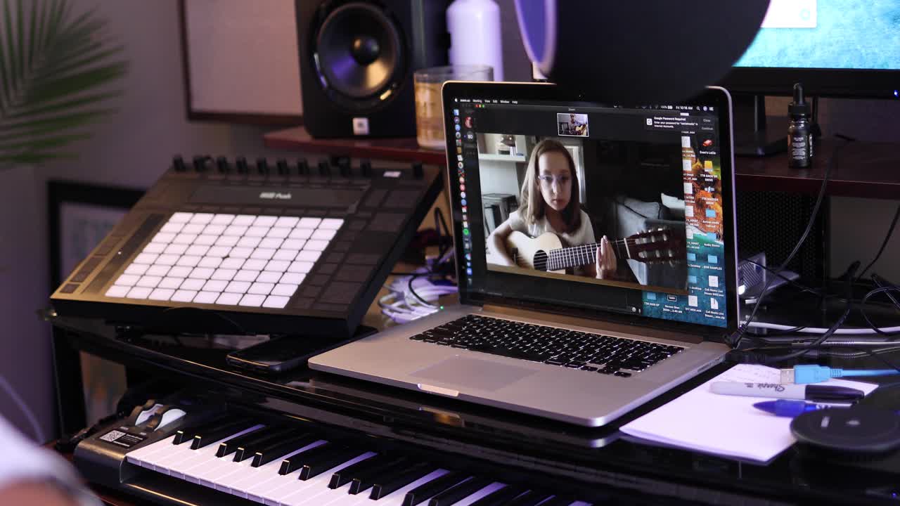 estudiantes y profesores que utilizan herramientas de aprendizaje remoto en línea durante el brote de coronavirus 1