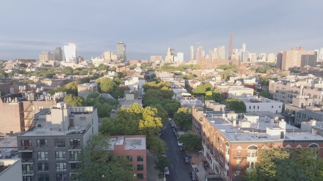 Luftaufnahme von Bedford-Stuyvesant, Brooklyn, an einem Herbstmorgen