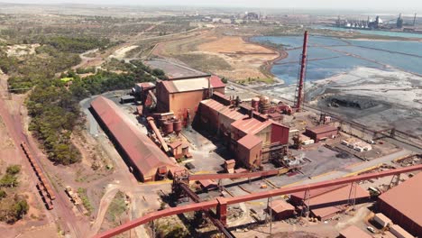 Aéreo-Dron-Tiro-Puerto-Augusta-Por-Qué-Acería-Mineral-De-Hierro-Edificios-Interior-Minería-Pueblo-Viajes-Industria-Turismo-Adelaida-Sur-De-Australia-4k