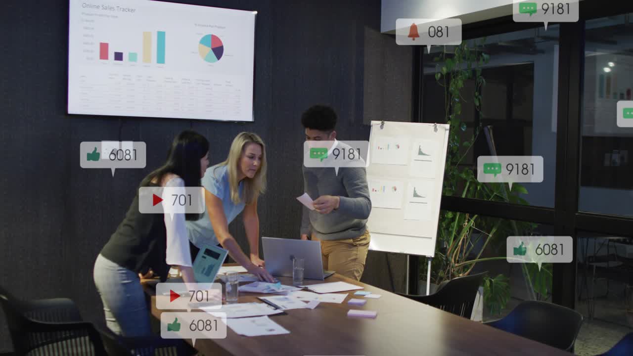 Especialistas en marketing revisando un portátil y documentos, evaluando la campaña, con métricas animadas flotando sobre el portátil.