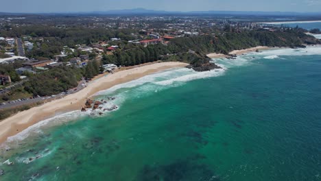 Playa-Pintoresca-De-Flynns-En-Port-Macquarie,-Nueva-Gales-Del-Sur,-Australia-Durante-El-Día---Toma-Aérea