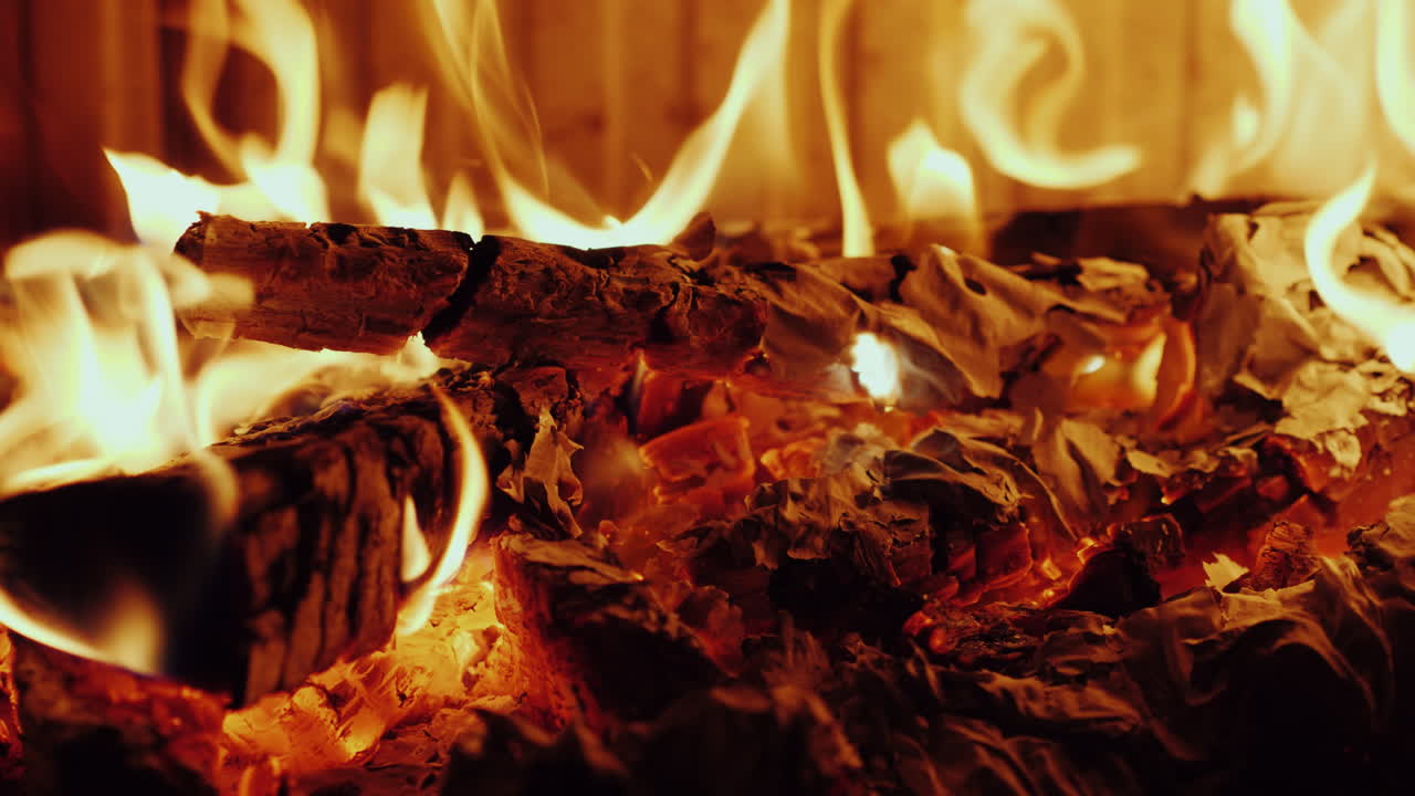 quemando documentos en la chimenea 4k video