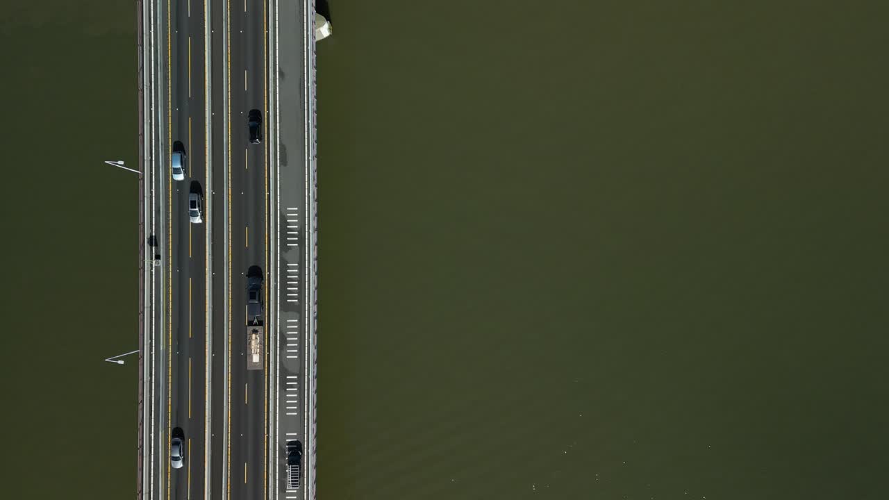 드론이 카메라를 똑바로 아래로 향한 채 다리 위를 맴돌고 있습니다.
