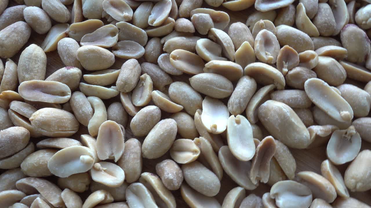 소금 긴 땅콩 위쪽 뷰. 맥주에 간식