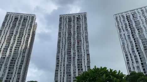 toma de bajo ángulo de un complejo de edificios residenciales con tres torres llamadas urban towers en kolkata, india en un día nublado