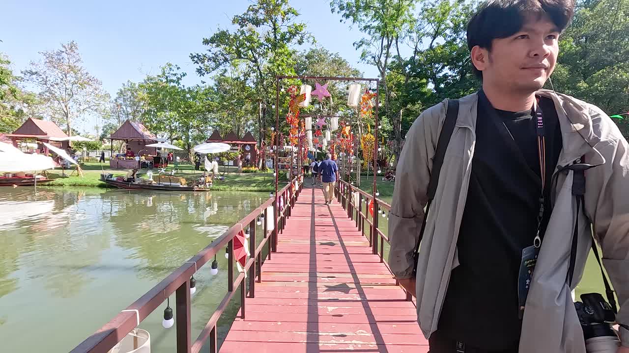 persona caminando por un puente decorado en el parque