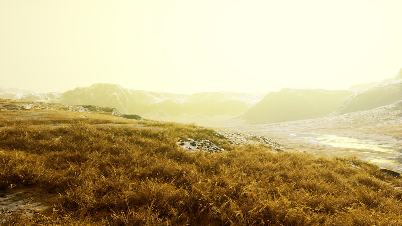 멀리서 산이 있는 아름다운 골든 아워 풍경