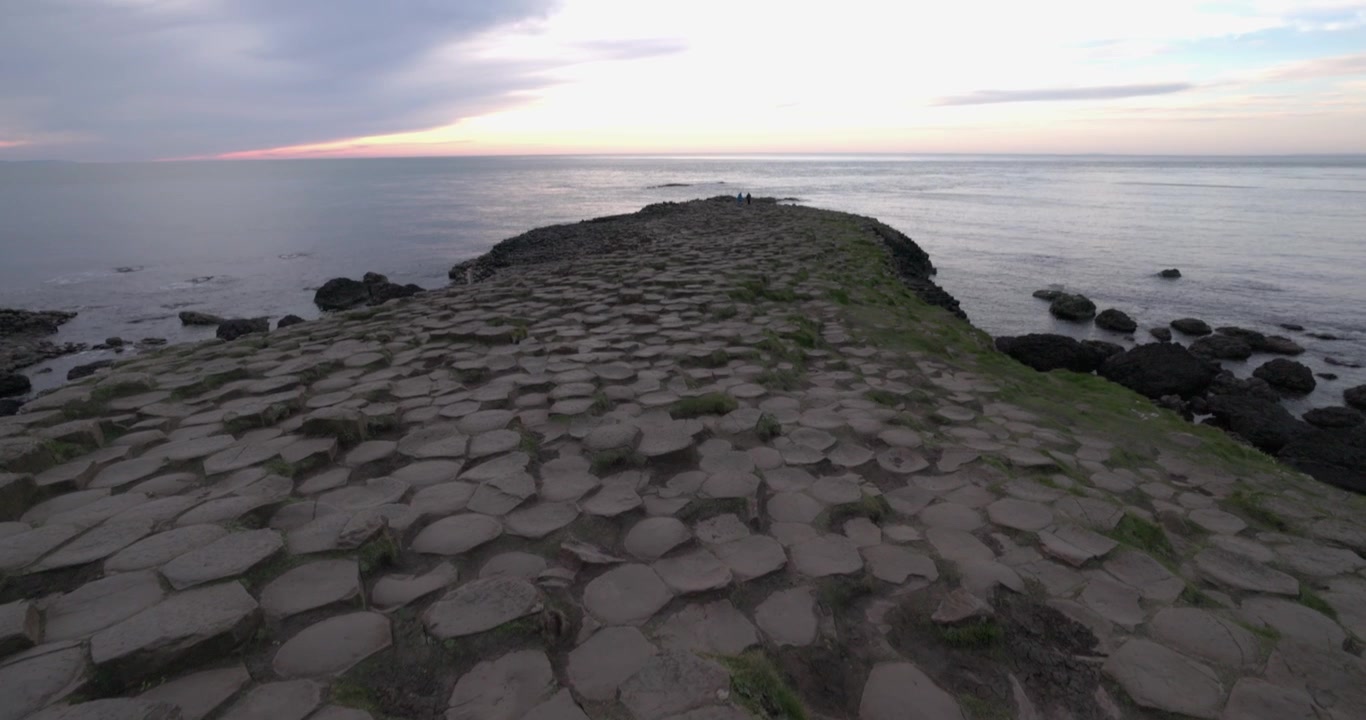 Avslørende bilde av spissen av Giants Causeway-klippene med solnedgang