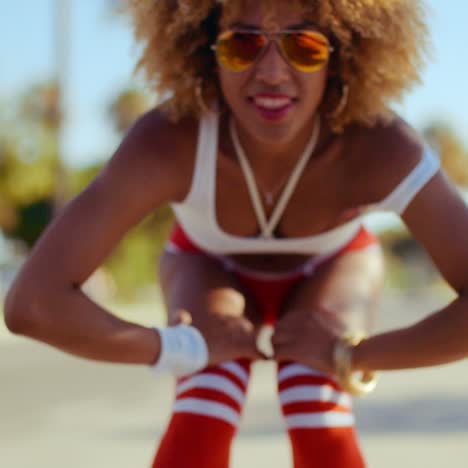 sexy chica sonriente haciendo poses en sus patines