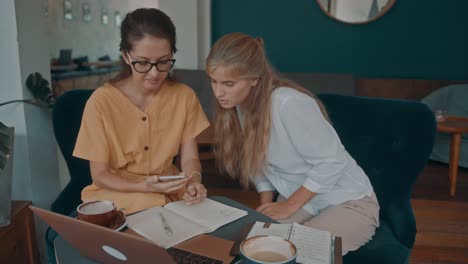 businesswomen collaborating in a cafe