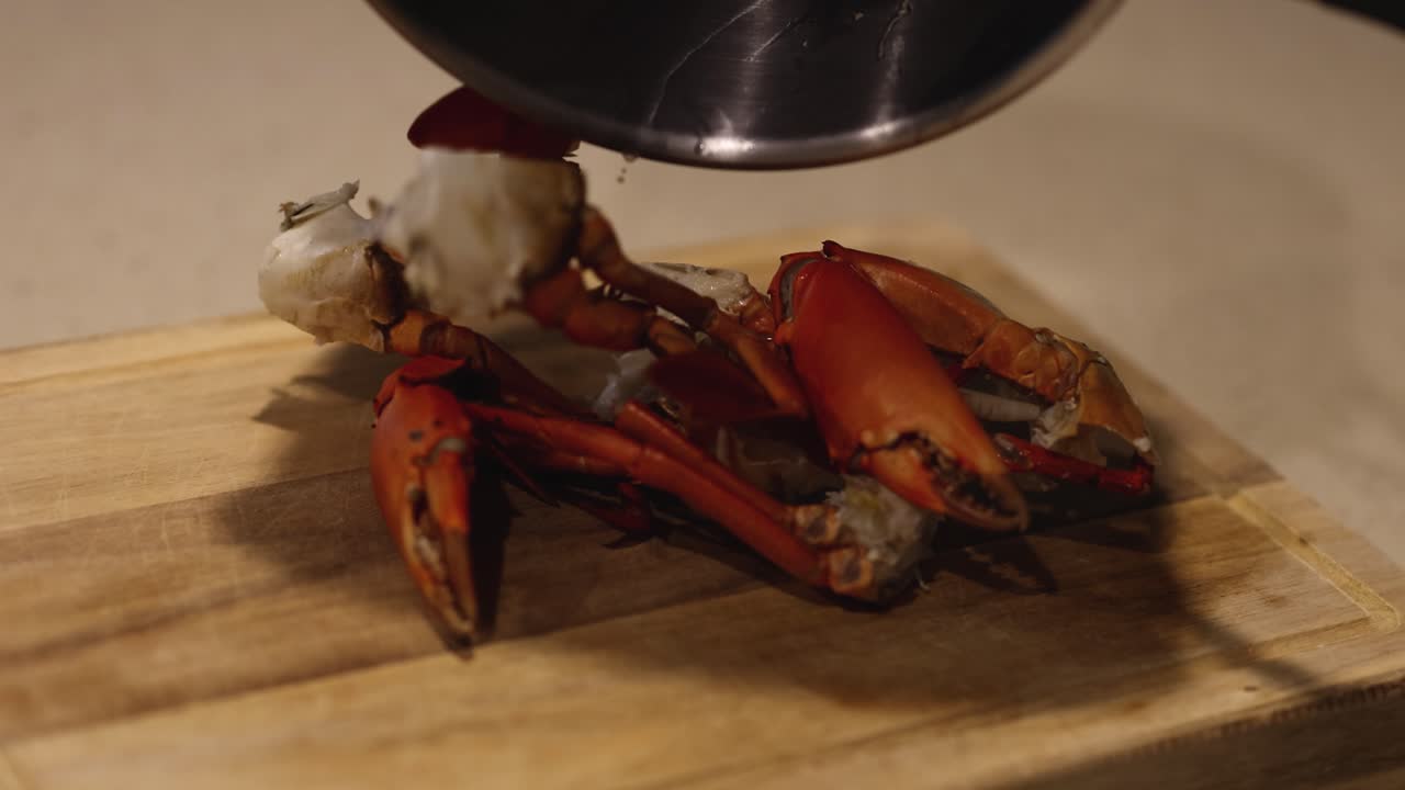 나무 의 절단판 에 요리 된 크래브 를 는 것