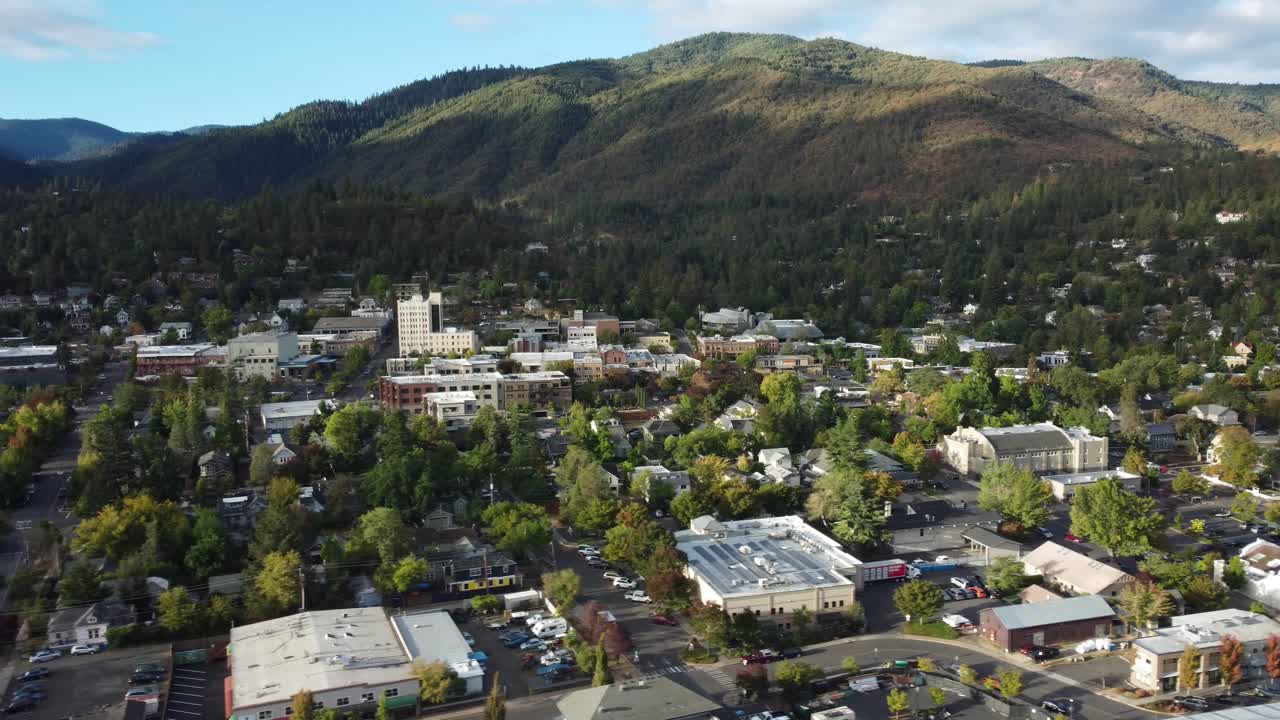 미국 오레곤주 애쉬랜드 다운타운-1의 드론 샷입니다.