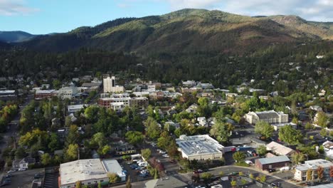 Ashland,-Oregon,-USA-Dies-Ist-Eine-Drohnenaufnahme-Der-Innenstadt-1