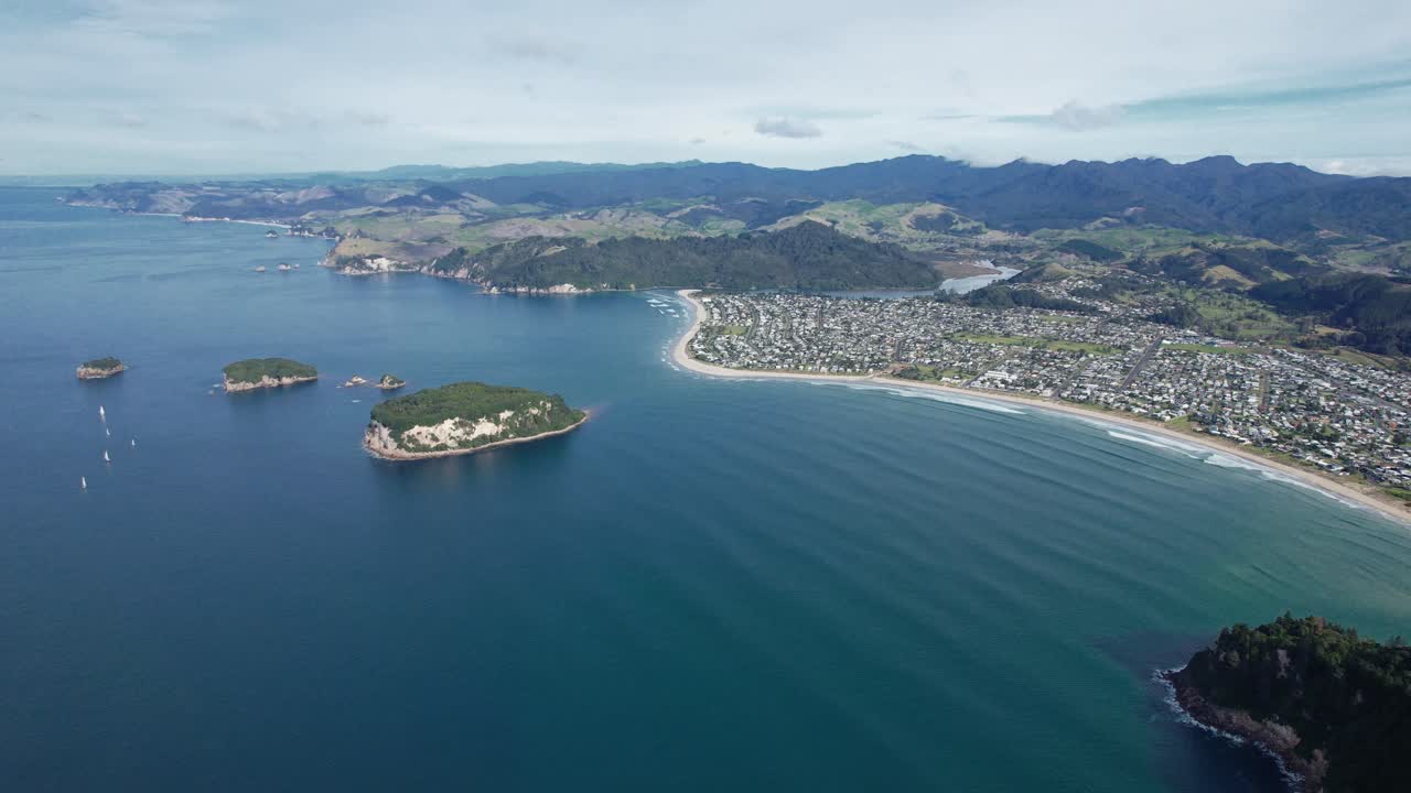 뉴질랜드 북섬의 코로만델 반도 (coromandel peninsula) 에 있는 가마타 (wangamata) 인근의 해안도시.