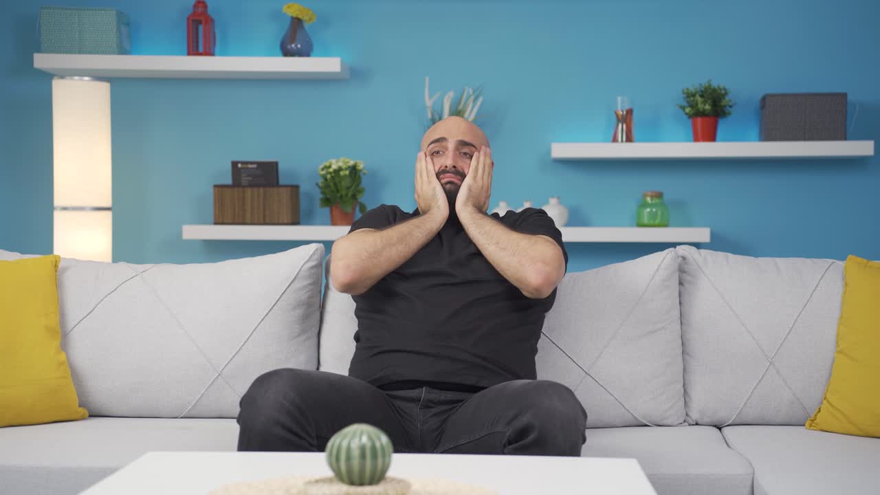 el hombre triste está llorando.