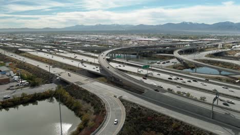 Schöne-Luftaufnahme-Des-Freeway-I15-Und-Der-South-Street-21-In-Salt-Lake-Utah,-Seitliche-Umlaufbahnaufnahme