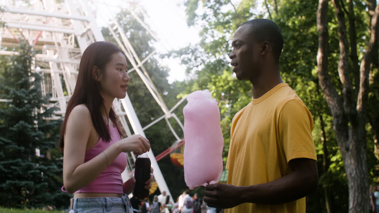 몇 명의 친구들이 이야기하고 있습니다.