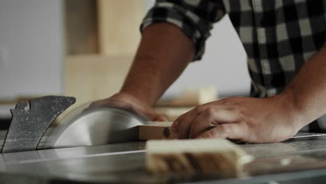 Detail-video-of-cutting-with-a-circular-saw