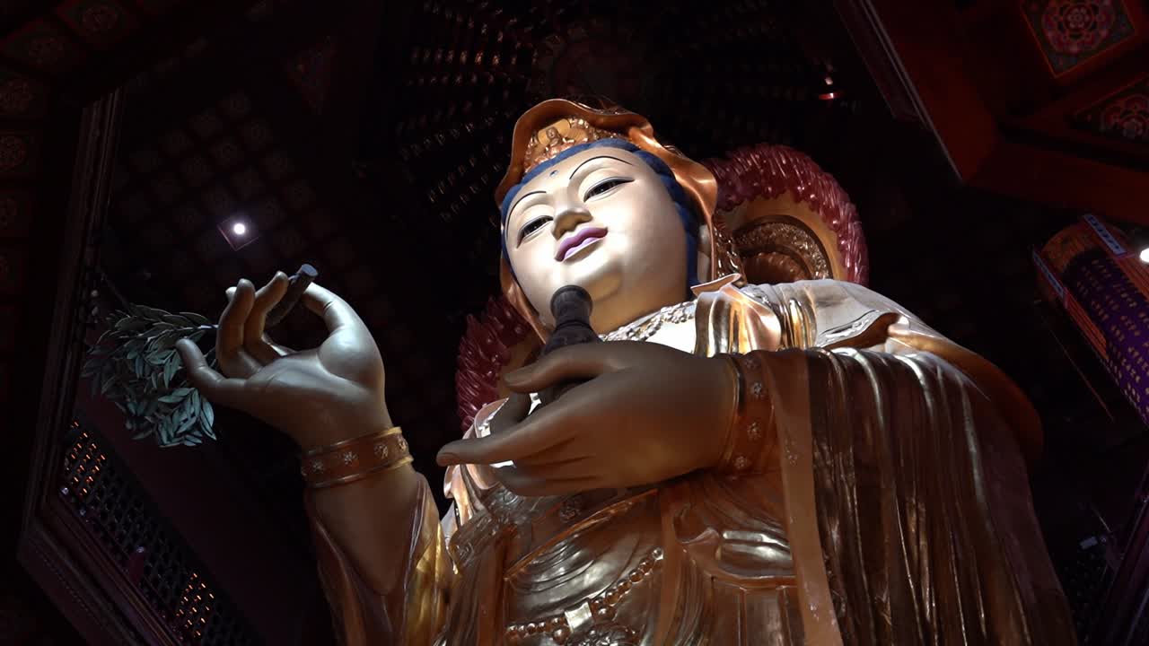 Statua in bronzo di 33 metri del Bodhisattva Guanyin a Suzhou (Provincia di Jiangsu, Cina)