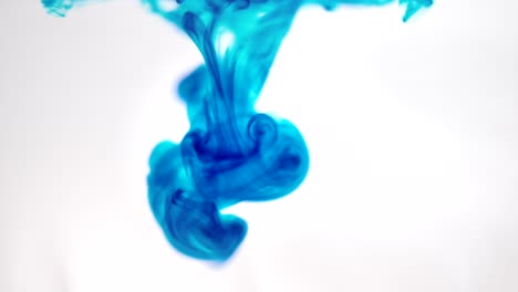 líquidos azules abstractos infusión, cámara lenta, cosméticos