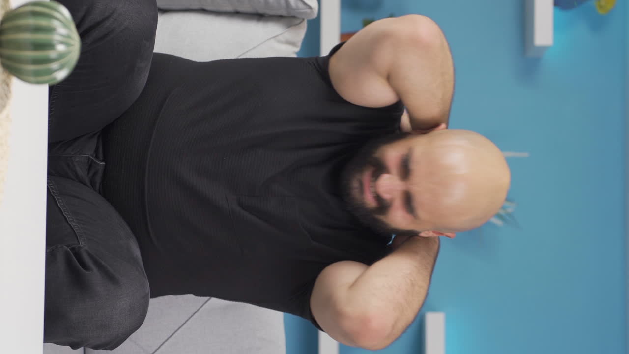video vertical de un hombre con dolor de cuello.