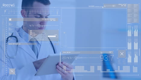 animación de la interfaz con el procesamiento de datos contra un médico caucásico usando una tableta digital