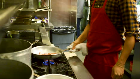 chef cocinando en sartén y olla