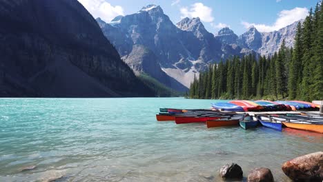 Agua-Azul-Cristalina-En-El-Lago-Moraine-Con-Canoas-Y-Un-Telón-De-Fondo-De-Montaña