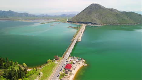 drone vista de carretera vehicular en montenegro