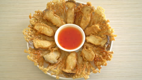 deep fried enoki mushroom and king oyster mushroom with spicy dipping sauce - 素食風格的食物