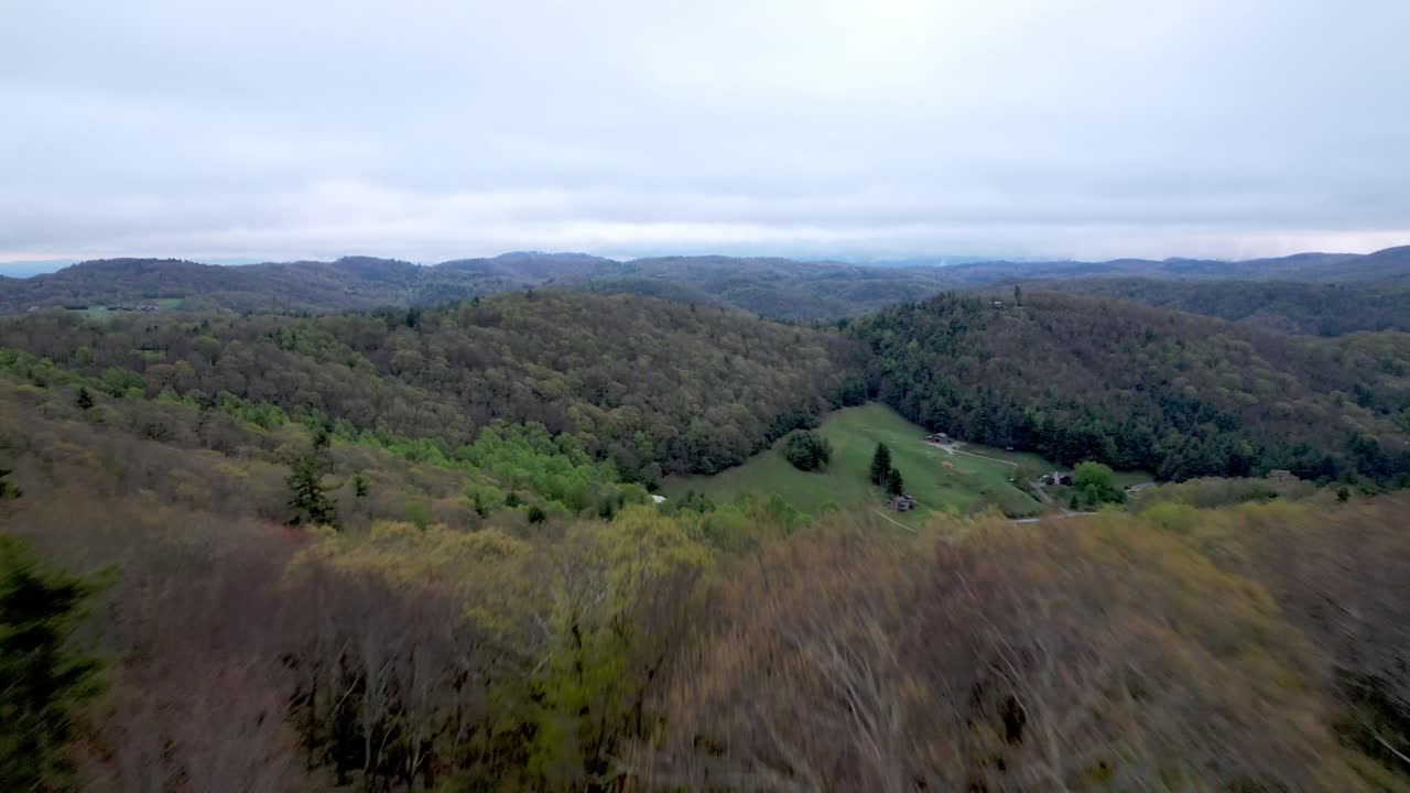 empuje aéreo sobre la cresta de la montaña cerca de boone nc, carolina del norte en primavera
