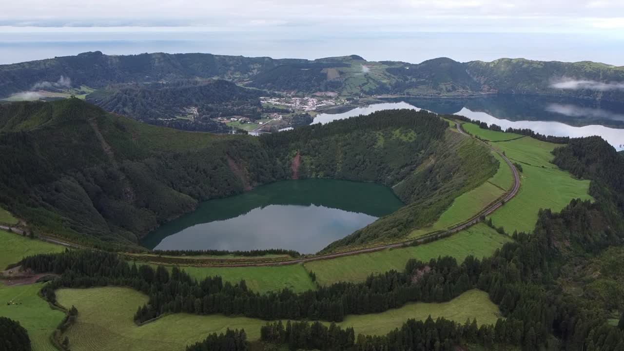 vuelo sobre el mirador laguna do boca do inferno en azores