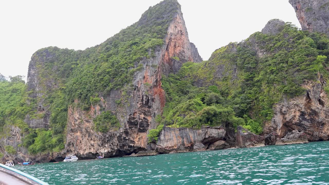 тропический островный пейзаж с лодками