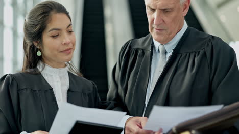 documentos, discusión y equipo de jueces