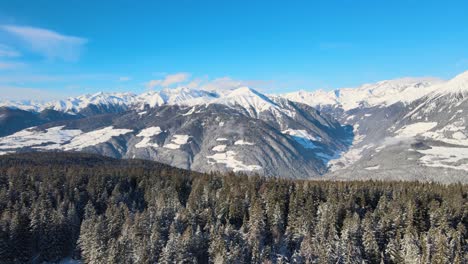 Wunderschöne-Italienische-Alpen-Im-Winter-Mit-Schneebedeckten-Bäumen-Und-Einem-Unglaublichen-Sonnenuntergang