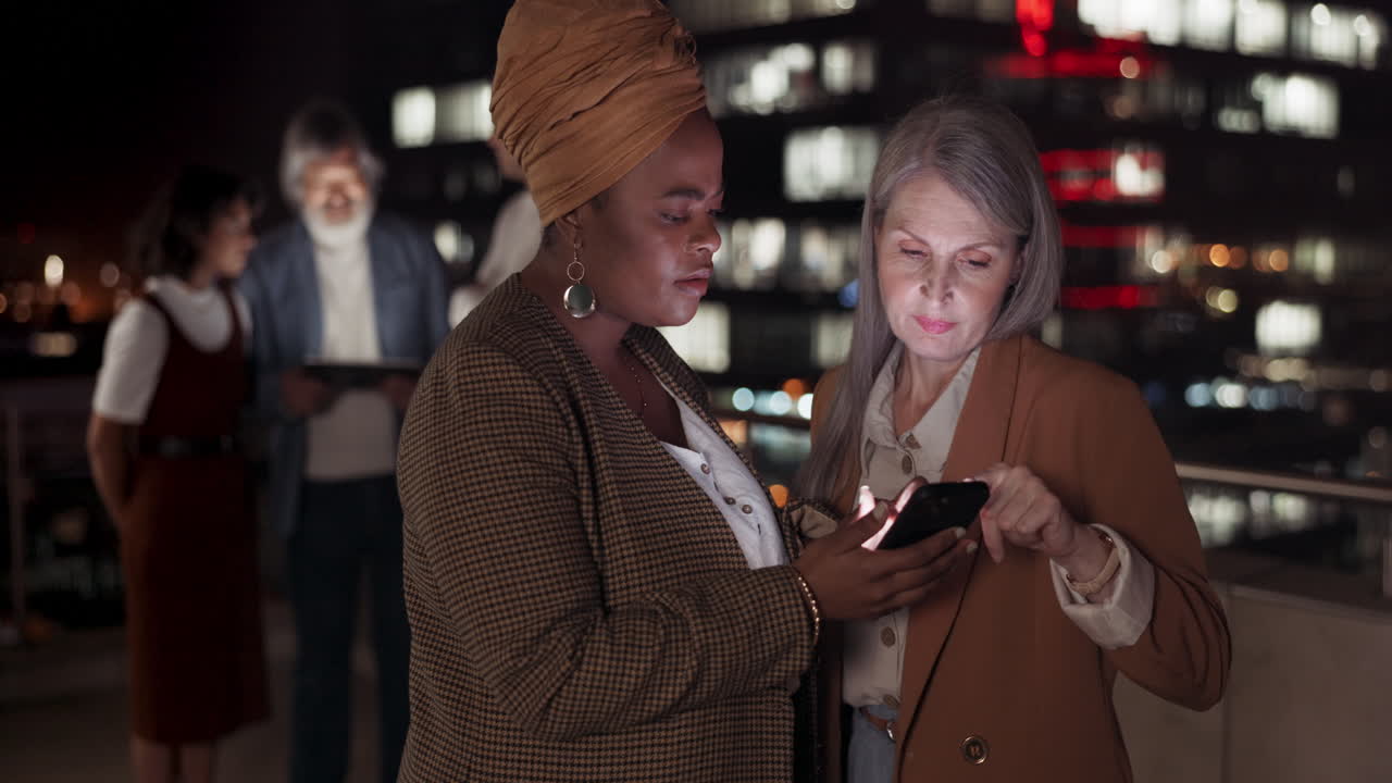 trabajo en equipo, noche y gente de negocios planeando