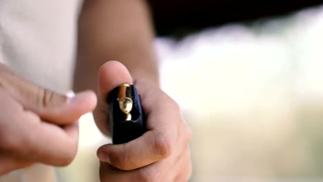 las manos cargan una pistola de combate para disparar.