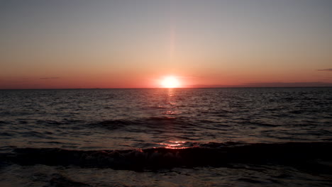 la puesta de sol en la oscura bahía de nueva jersey