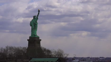 Zeitraffer-Von-Wolken,-Die-Sich-Hinter-Der-Freiheitsstatue-Bewegen