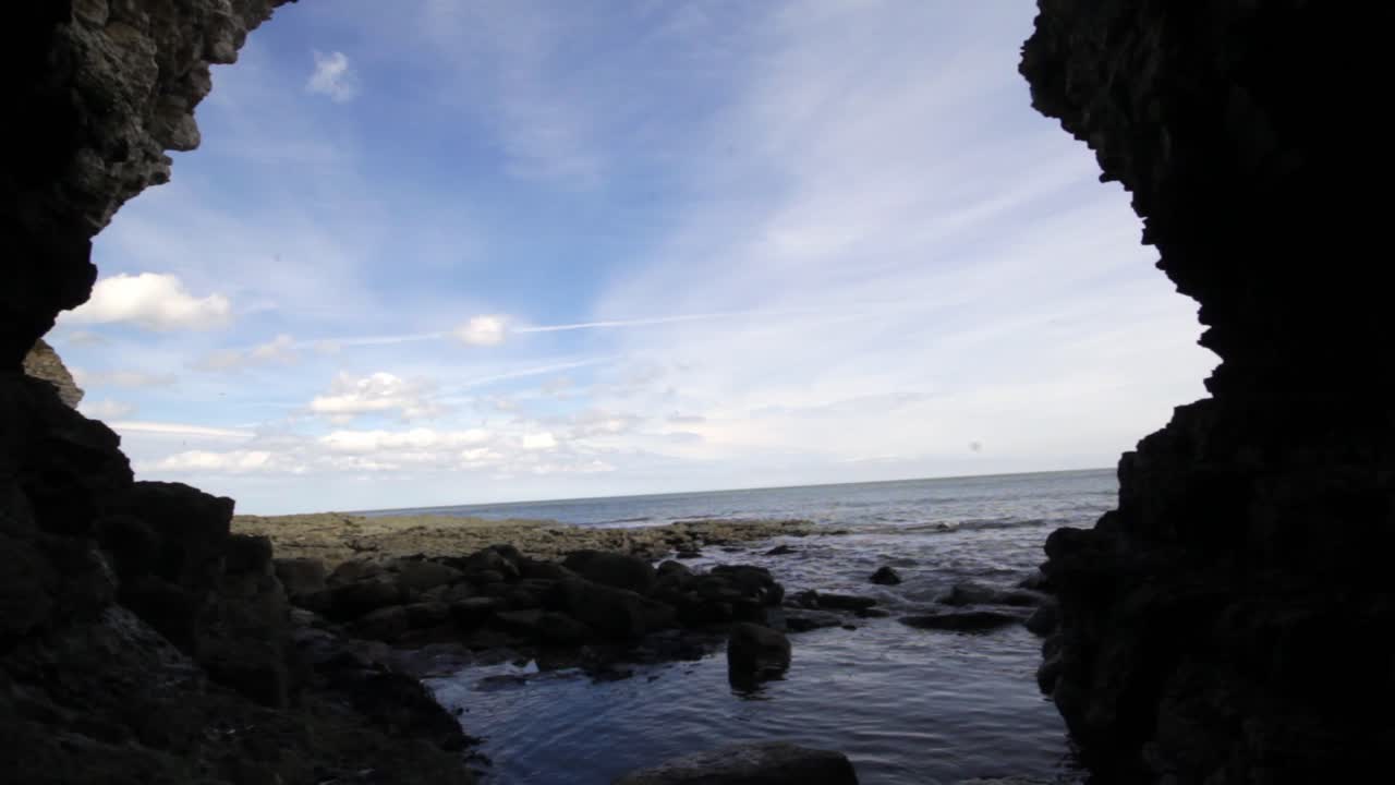 north landing bridlington의 해변에 있는 아름다운 동굴을 통해 들어오는 조수를 바라보고 있습니다.