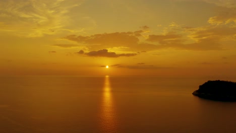 Luftaufnahmen-Schöne-Wolke-Bei-Sonnenuntergang-über-Kata-Beach-Phuket